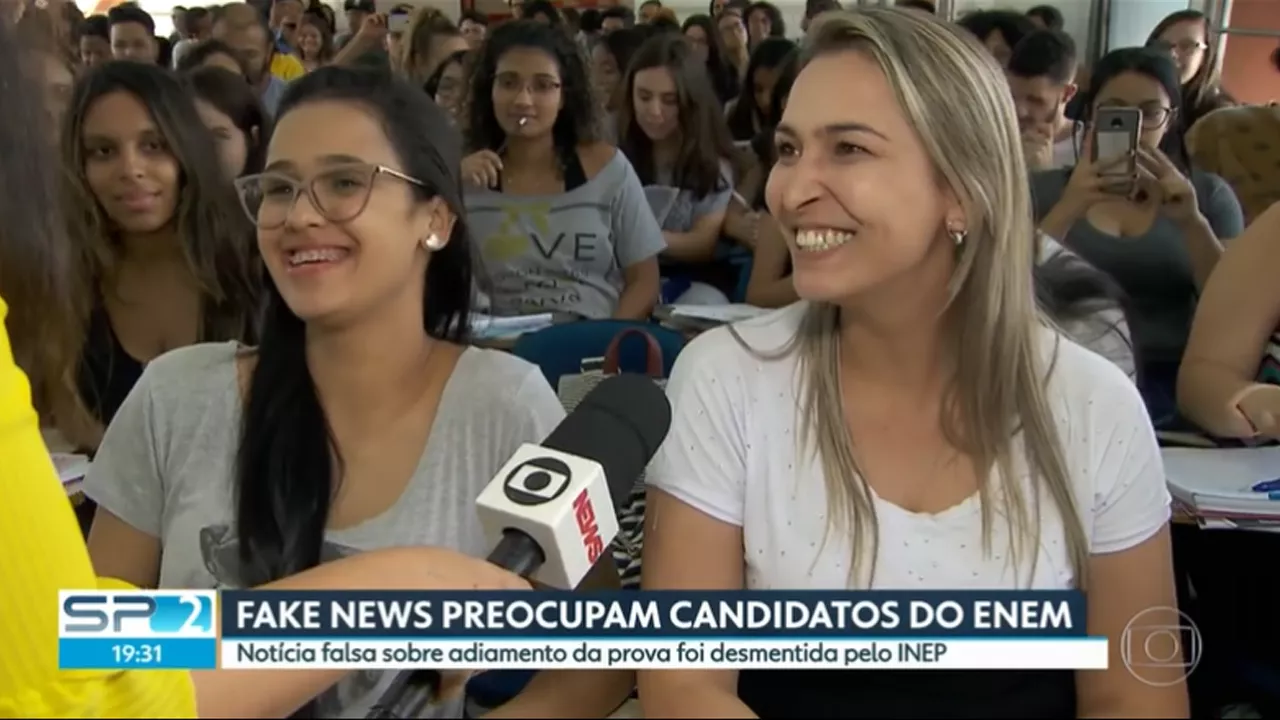 Estudantes em sala de aula cheia concedendo entrevista para canal de televisão