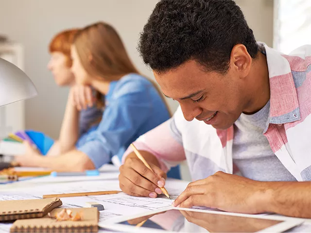 Estudante concentrado realizando uma atividade em ambiente escolar
